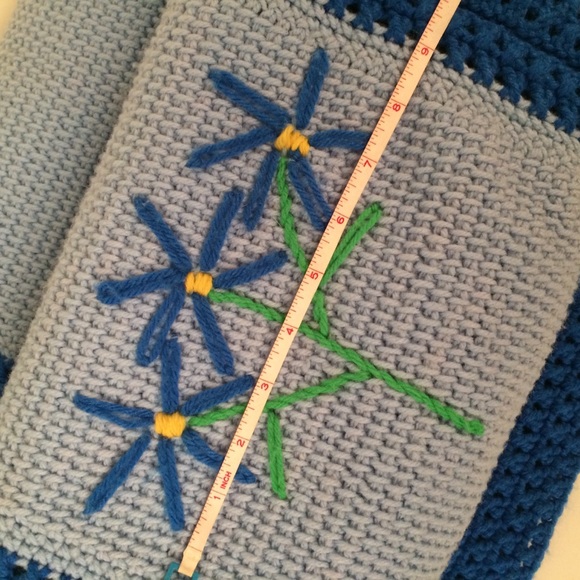 Blue on blue crocheted throw - Picture 10 of 10